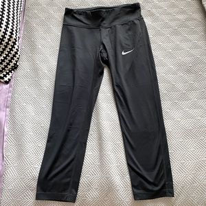 Black cropped Nike leggings